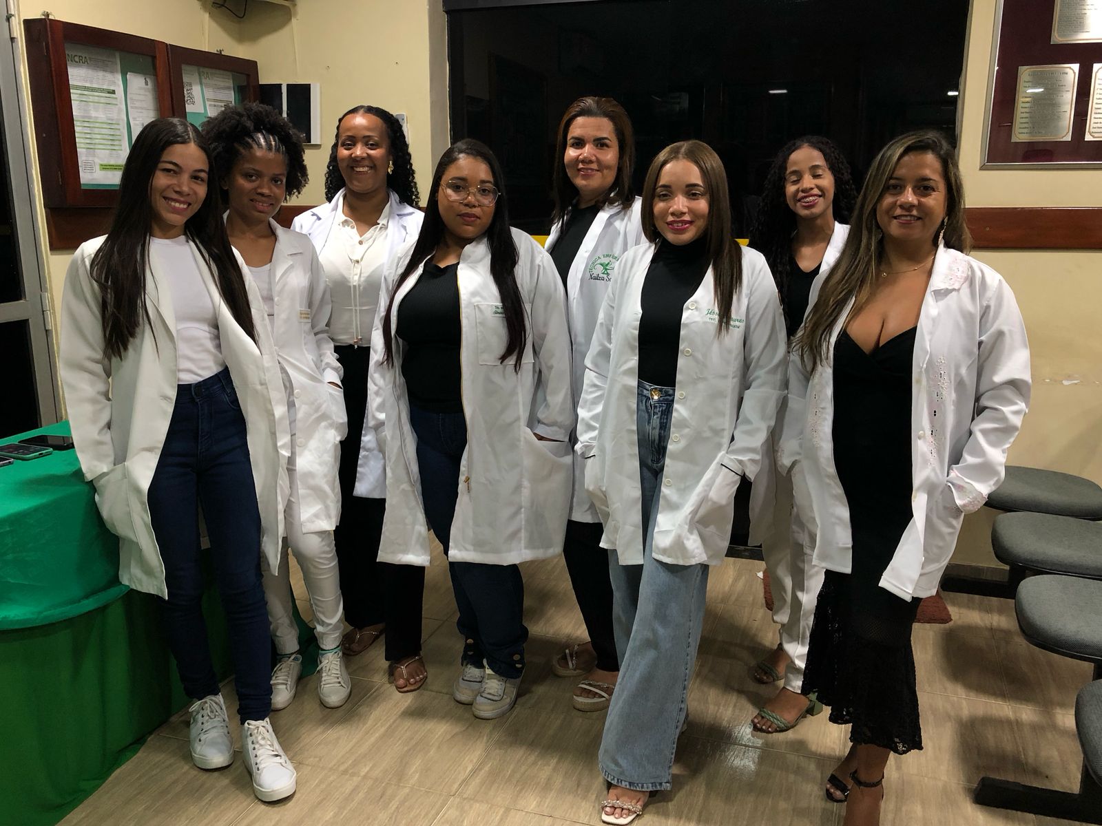 Turma de formandas e formandos do Técnico em Enfermagem da Star Tec trajando jaleco