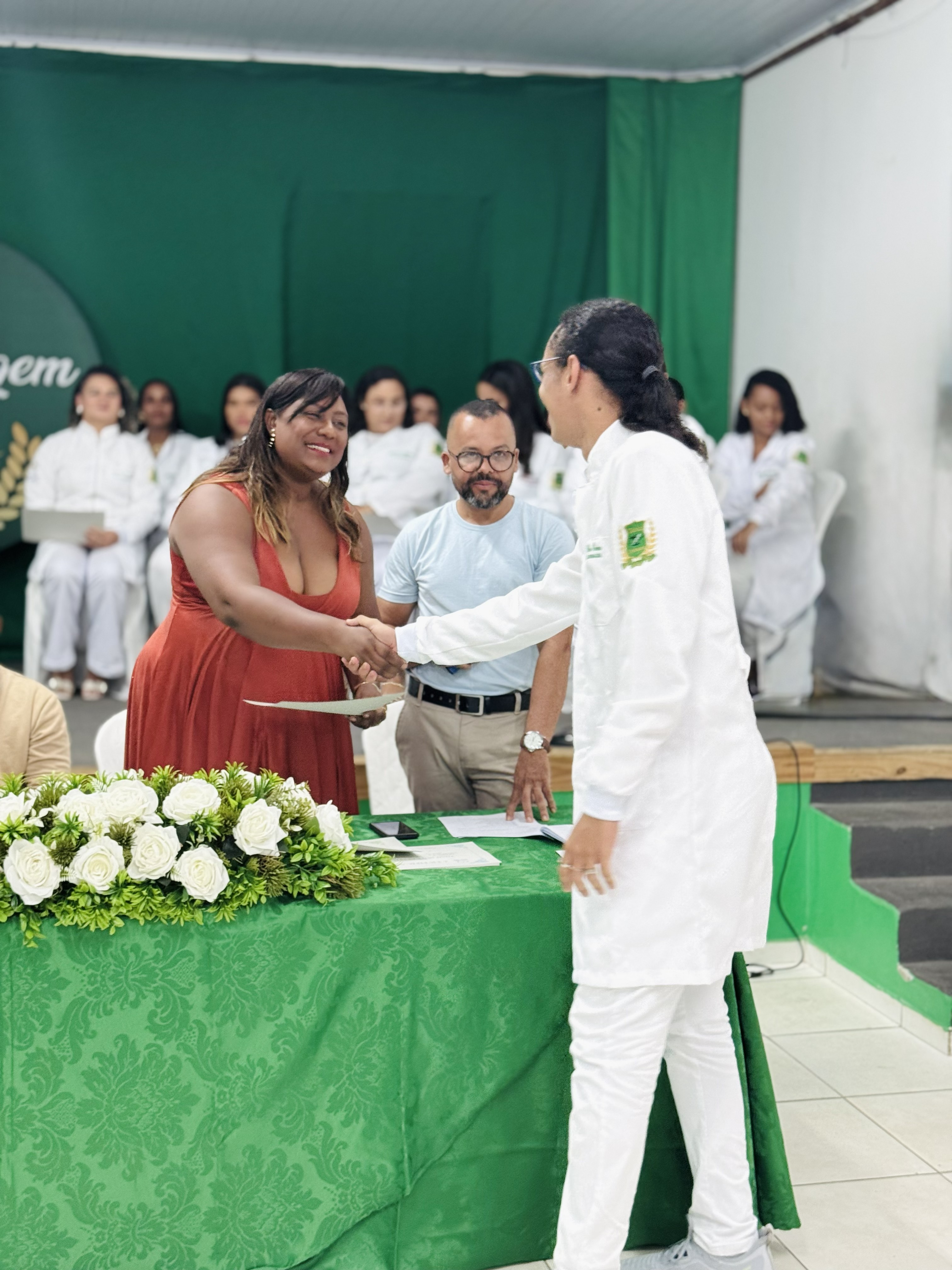 Cumprimento entre profissional e aluno da Star Tec